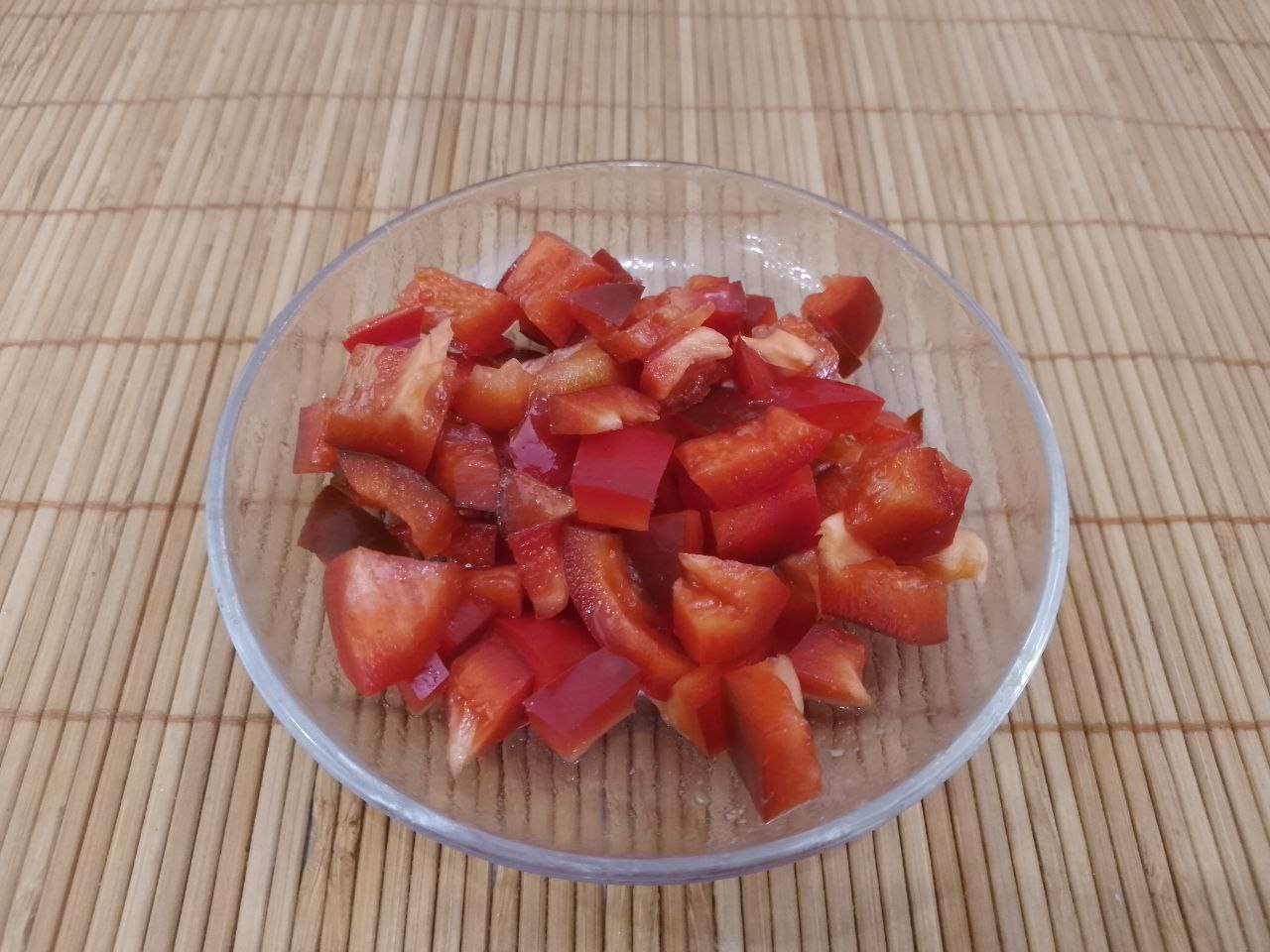 Горячие бутерброды с куриным мясом и сыром, сытные и аппетитные: Сладкий перец промываем, очищаем от семян и половину разрезаем на кубики.