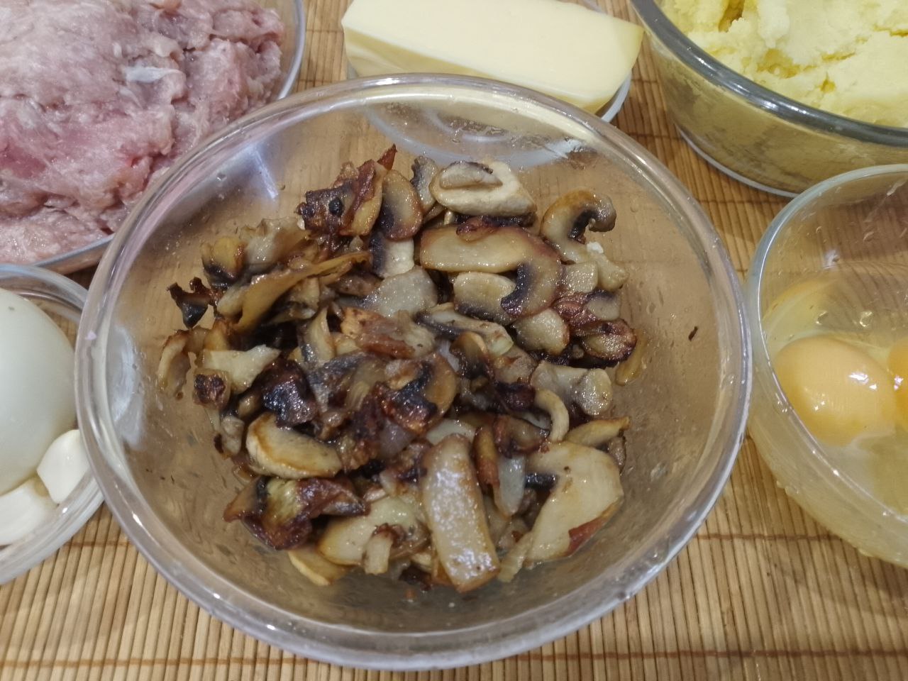 Стожки из мяса, грибов, сыра и картофельного пюре, сытные и аппетитные