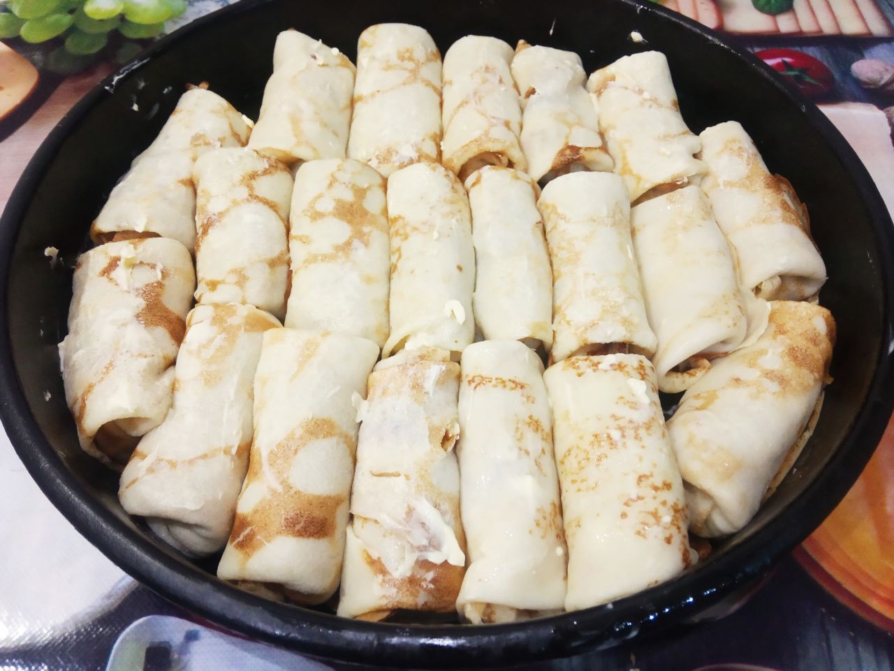 Блинчики с мясом и сыром, запеченные в духовке: Сверху блинчики смазываем сливочным маслом.