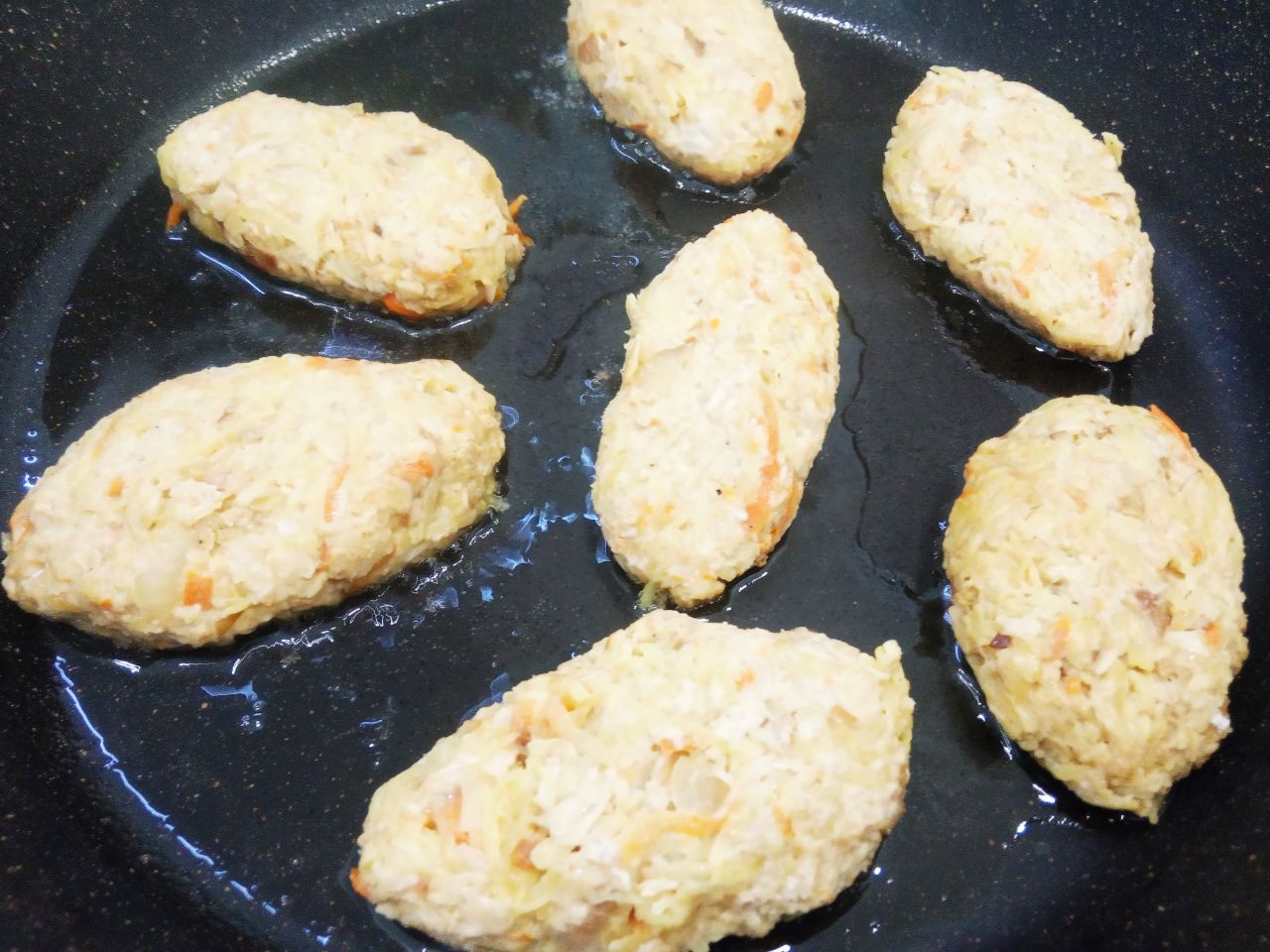 Овощные котлеты с овсяной крупой, вкусные и сытные: Разогреваем сковороду с растительным маслом и обжариваем котлеты с двух сторон до золотистой корочки.