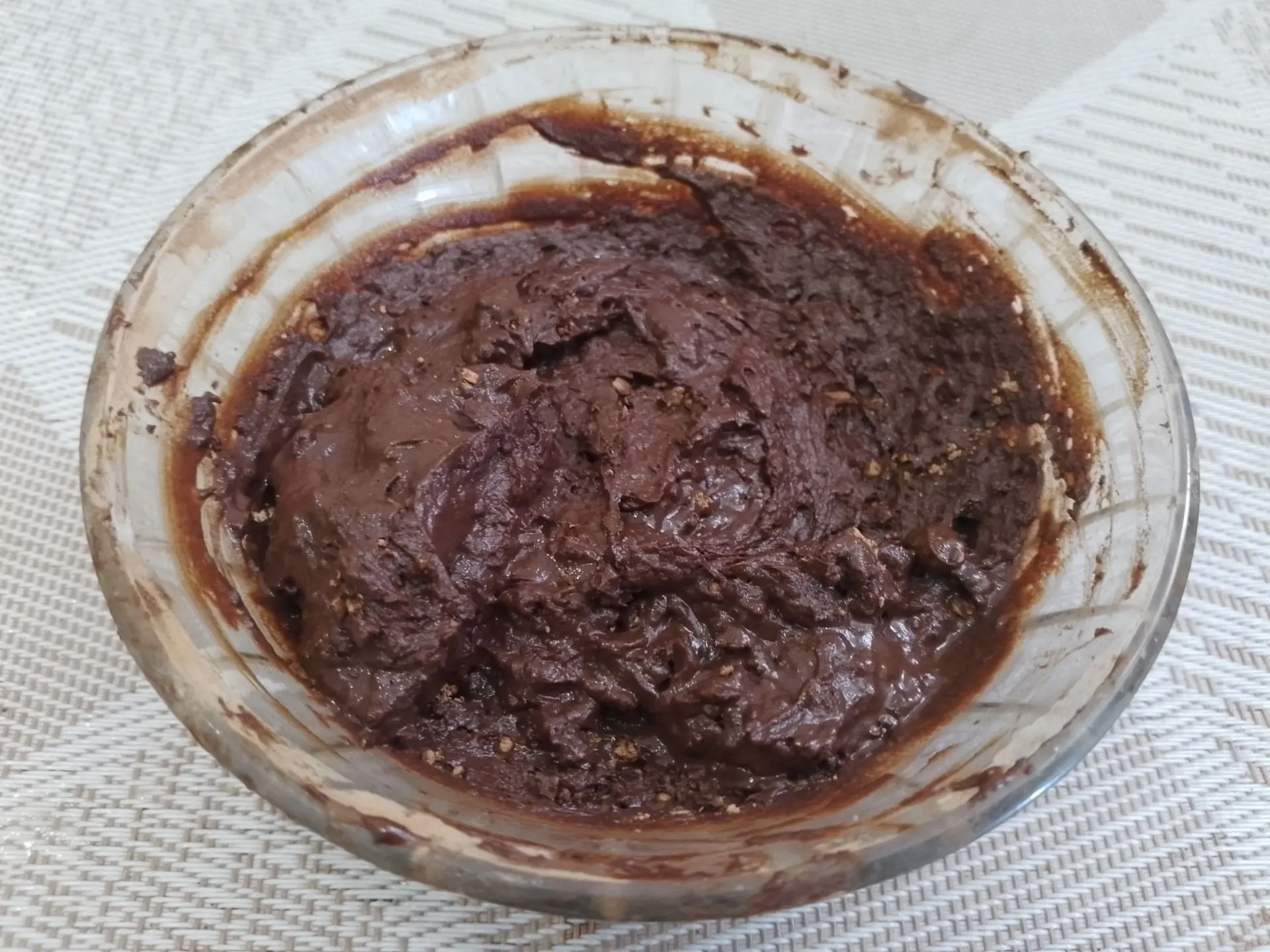 Шоколадные пирожные с малиной и белковым кремом: Какао разводим теплым молоком.