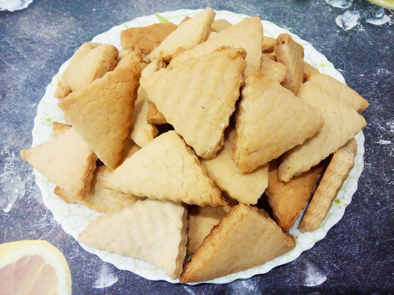 Рассыпчатое вкусное печенье с добавлением крахмала: Выкладываем печенье на блюдо уже охлажденным. Печенье нежное и рассыпчатое, выкладывать нужно осторожно.