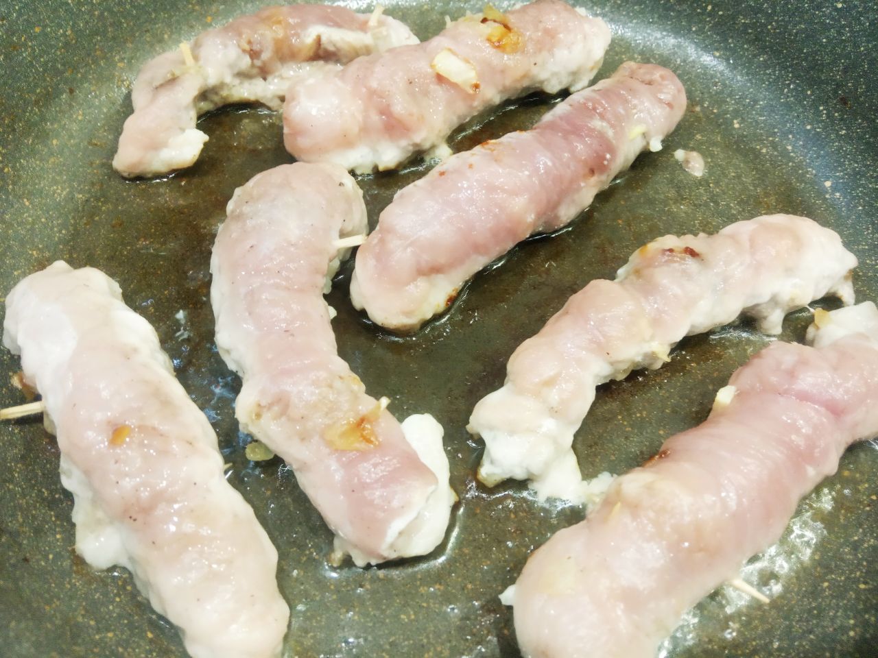 Мясные пальчики с начинкой из жареного лука: Разогреваем сковороду с растительным маслом и обжариваем пальчики с двух сторон под закрытой крышкой.