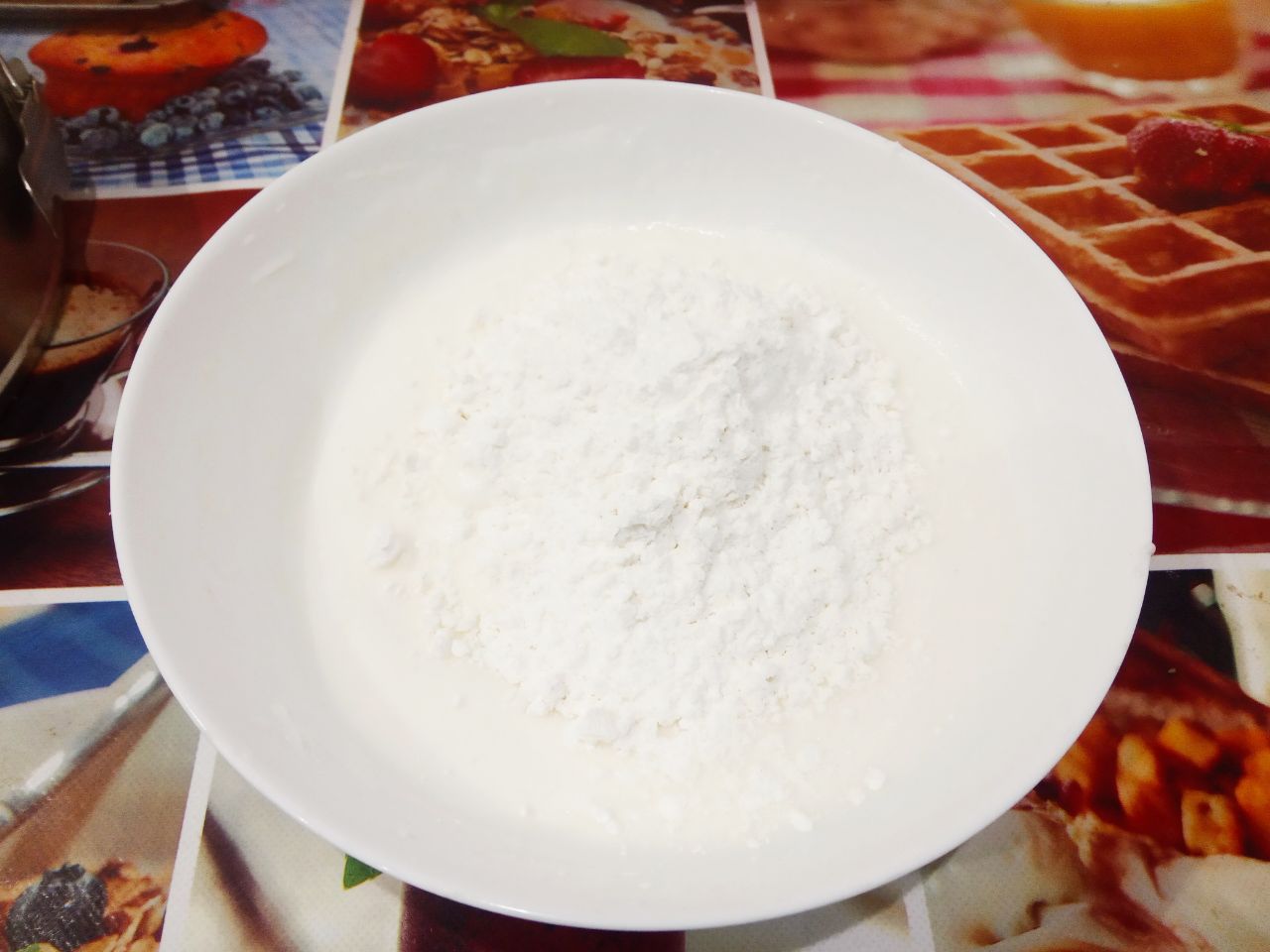 Яблочный пирог с кремом-суфле, нежный и вкусный: В белковую массу добавляем крахмал и сметану, хорошо размешиваем.
