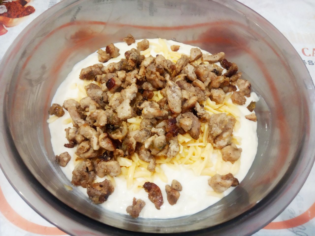 Ленивый пирог на кефире, с мясом и сыром в духовке: Добавляем в тесто мясо и тертый сыр, размешиваем.