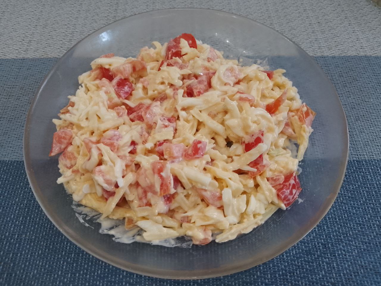 Мясные котлеты с начинкой, запеченные в духовке: Соединяем яйца, сыр, помидоры, добавляем майонез или сметану, соль по вкусу, размешиваем.