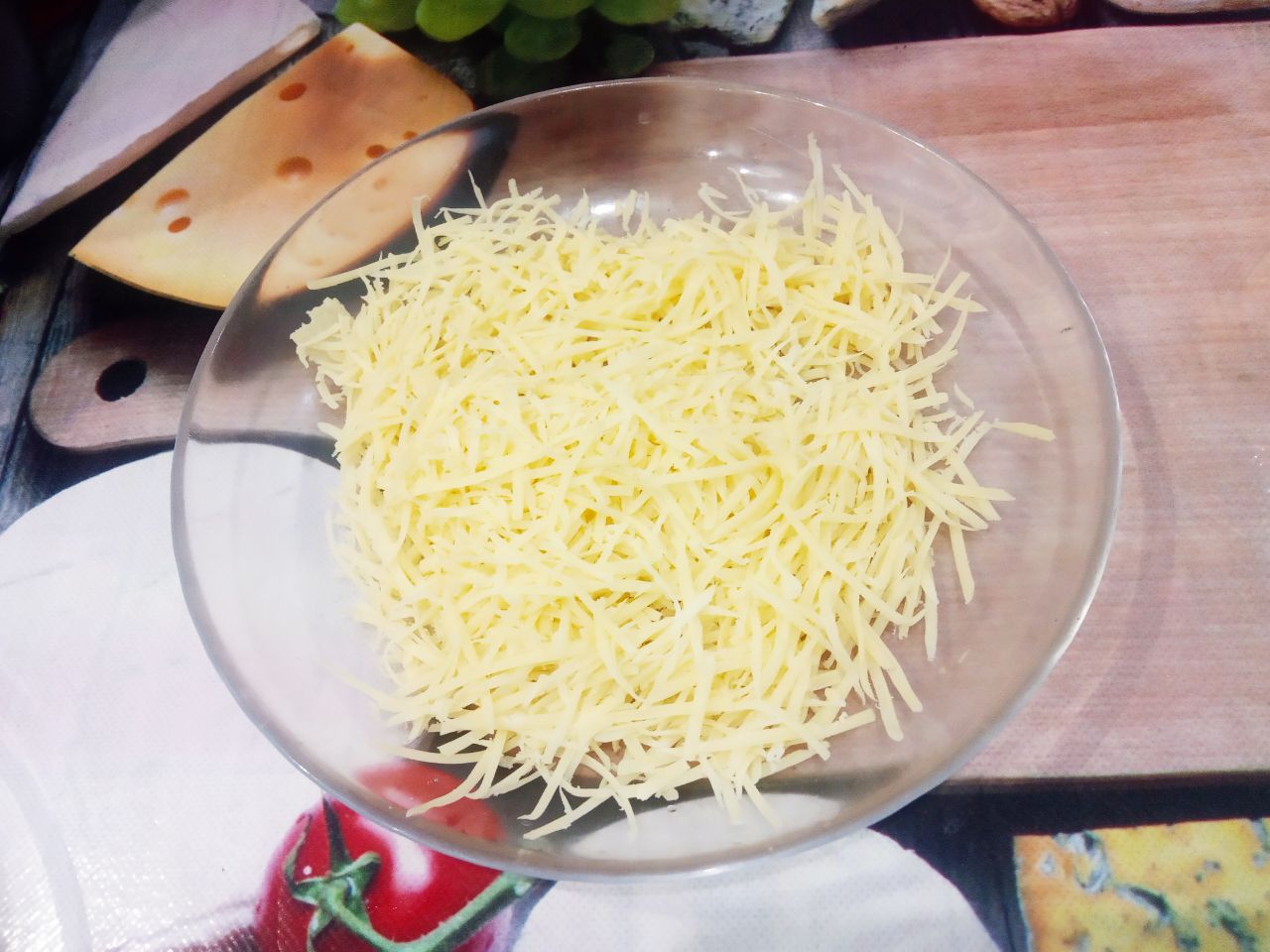 Отбивные  из свинины в кляре из яиц и сыра, вкусные и сытные: Твердый сыр натираем на терке, выкладываем в яичную смесь, солим по вкусу и хорошо кляр перемешиваем.