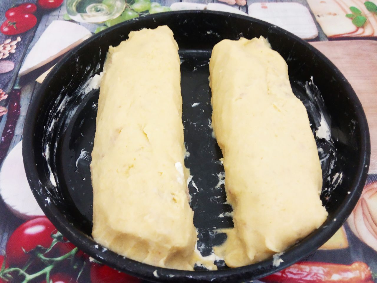 Картофельный рулет с мясной начинкой, запеченный в духовке: Противень смазываем сливочным и осторожно перекладываем рулеты швом вниз на противень при помощи пленки или