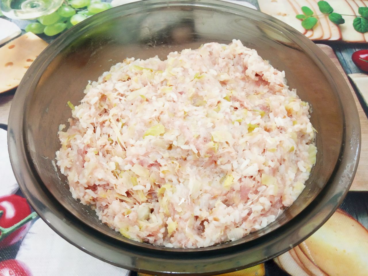 Ленивые голубцы, запеченные в духовке, вкусные и сытные: Соединяем все подготовленные ингредиенты, солим и перчим по вкусу. Массу тщательно размешиваем.