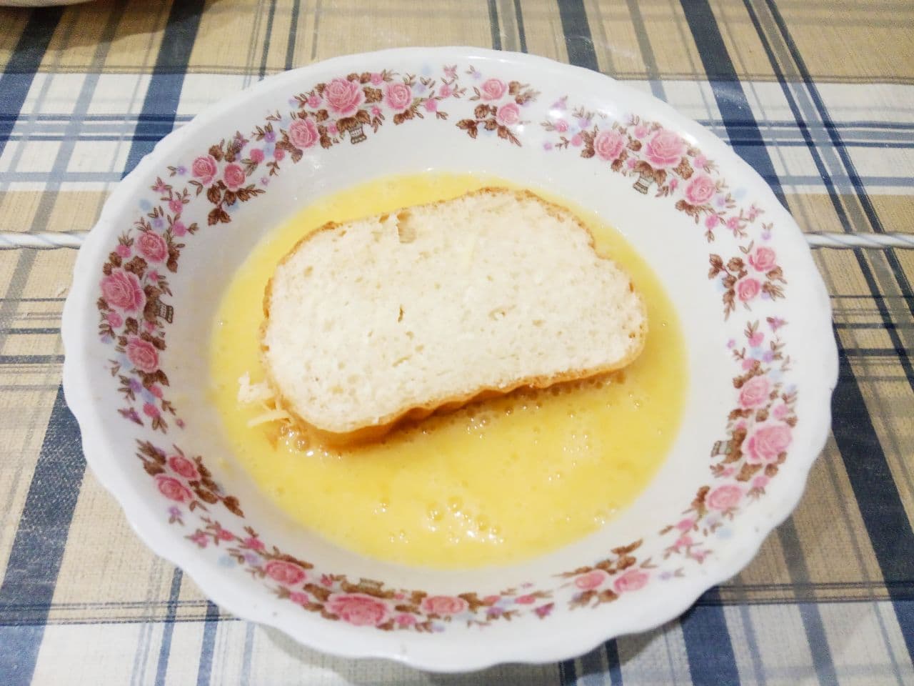 Быстрый вкусный завтрак, бутерброды с начинкой в яичном кляре: Сковороду разогреваем без растительного масла, ломтики батона с начинкой окунаем сначала в кляр затем