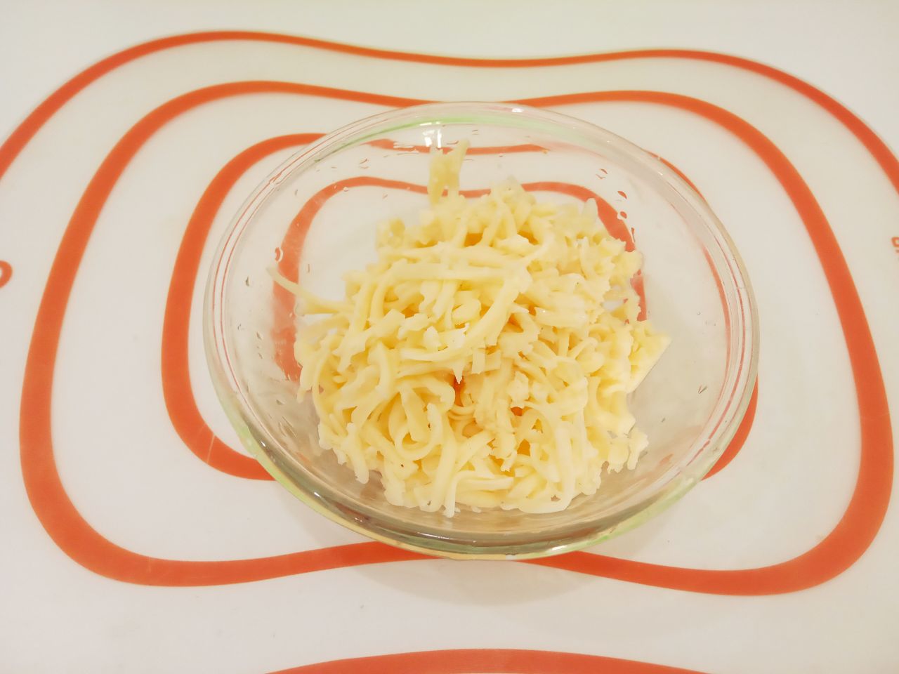 Мясной рулет с сыром в кляре, жареный на сковороде: Твердый сыр натираем на крупной терке и выкладываем на котлетную массу.