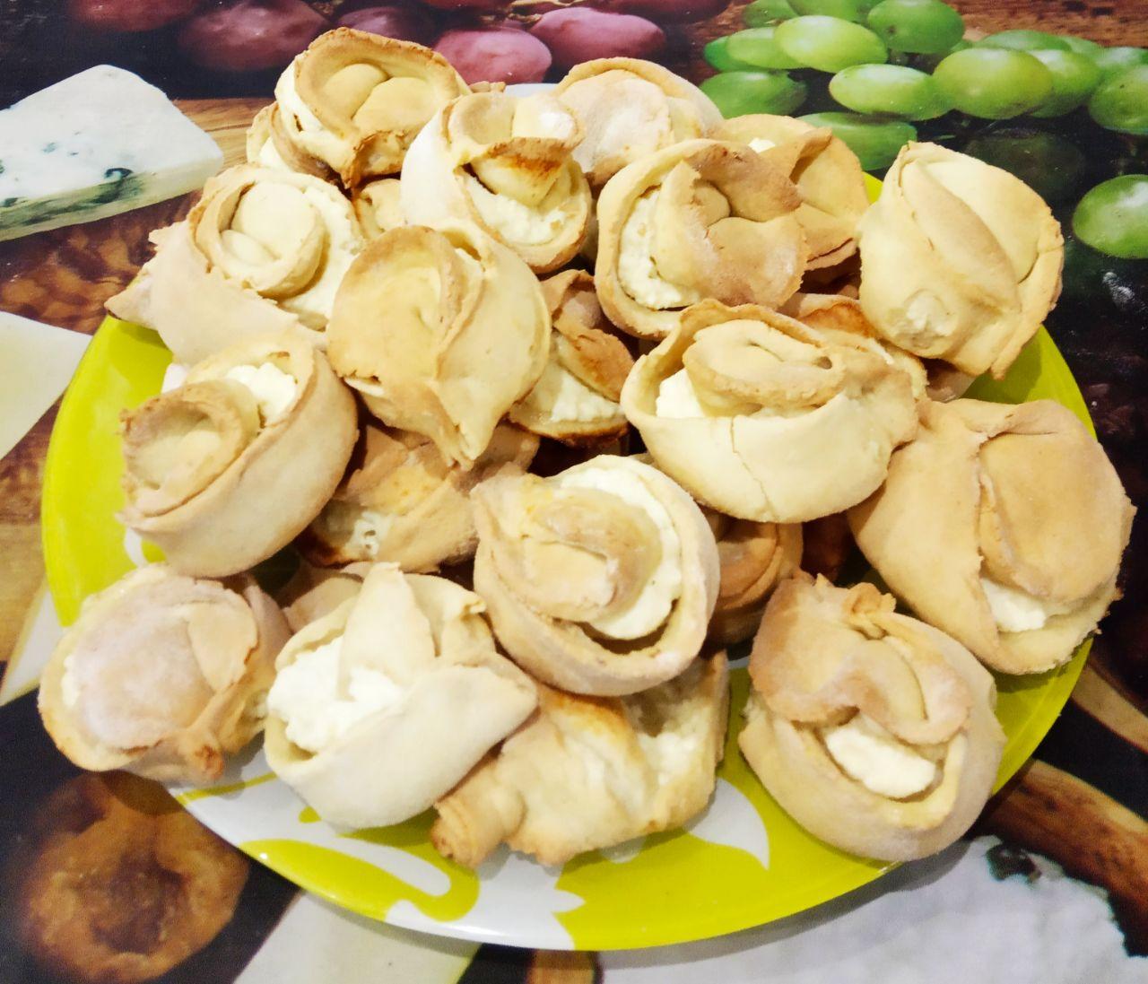 Печенье с творожной начинкой и яблоками: Выкладываем печенье на блюдо и подаем к чаю.