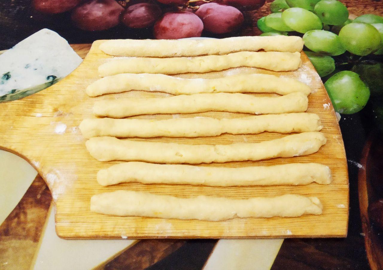 Мандариновые песочные и рассыпчатые палочки: Части раскатываем жгутами толщиной до 1 см и длиной до 15см.