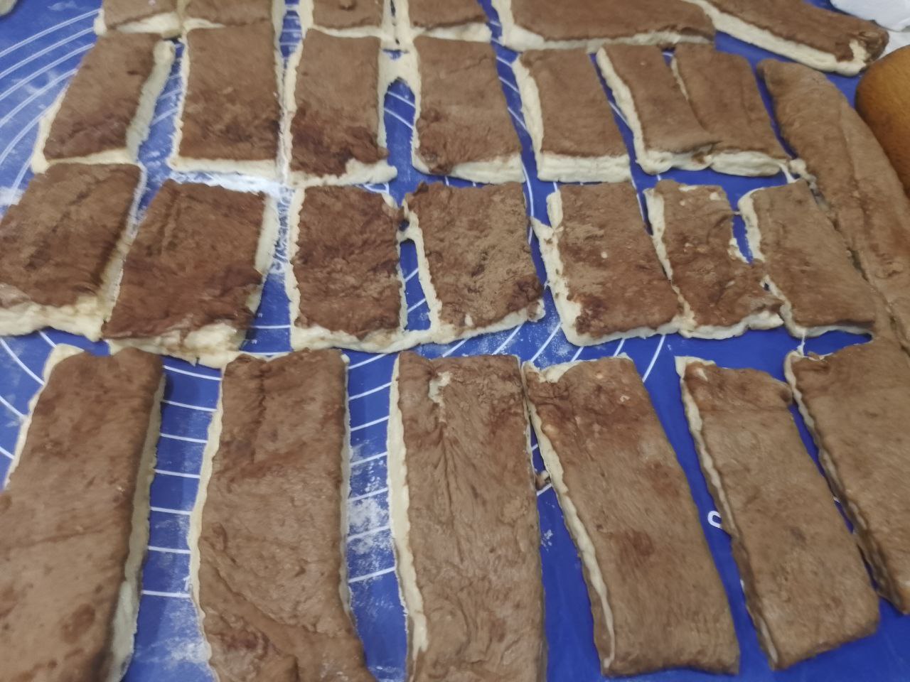 Булочки из слоеного теста с корицей и изюмом: Края листа обрезаем, чтобы получился большой прямоугольник, разрезаем лист на прямоугольники небольшого