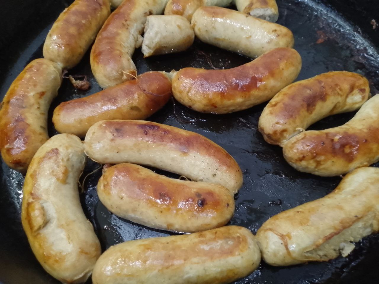 Домашние колбаски из свиного и куриного мяса в натуральной оболочке, запеченные в духовке: Духовку разогреваем 180-190 С, ставим колбаски запекаться. Запекаем до румяного цвета с одной стороны затем