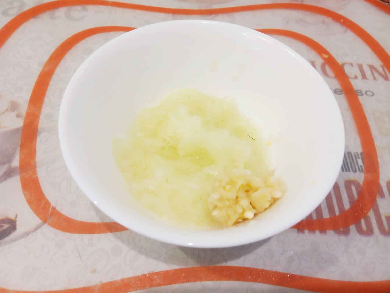 Мясные стожки с сыром и картофельным пюре: Лук очищаем от шелухи, промываем и пропускаем через мясорубку или натираем на терке.