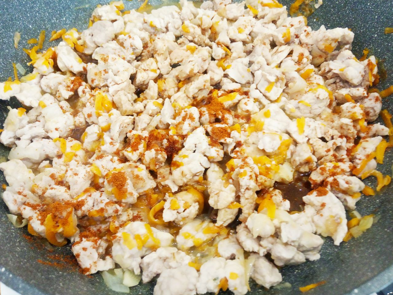 Запеченные помидоры с мясной начинкой и сыром: Выкладываем кусочки мяса, добавляем соль, перец по вкусу и соевый соус. Мясо перемешиваем и обжариваем около