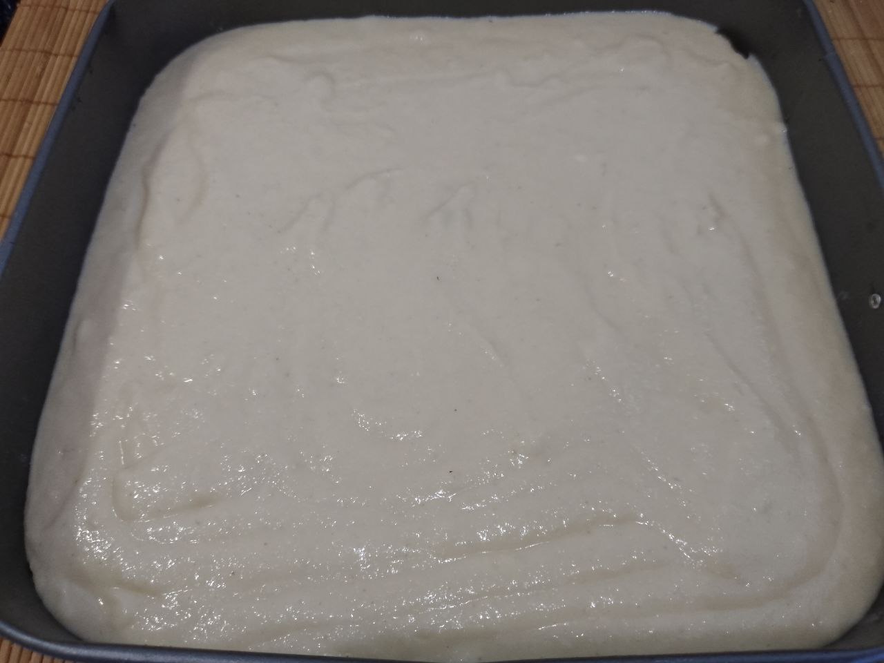 Манный пирог или манник на сметане, просто и вкусно: Форма у меня 24х24 см, застилаем пергаментом и выливаем манное тесто.