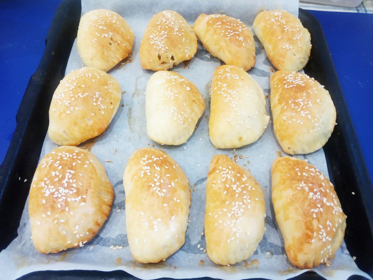 Пирожки с мясной начинкой и кунжутом, просто и вкусно: Духовку разогреваем до 180 С и ставим пирожки для выпекания. Пирожки выпекаем до золотистого цвета.