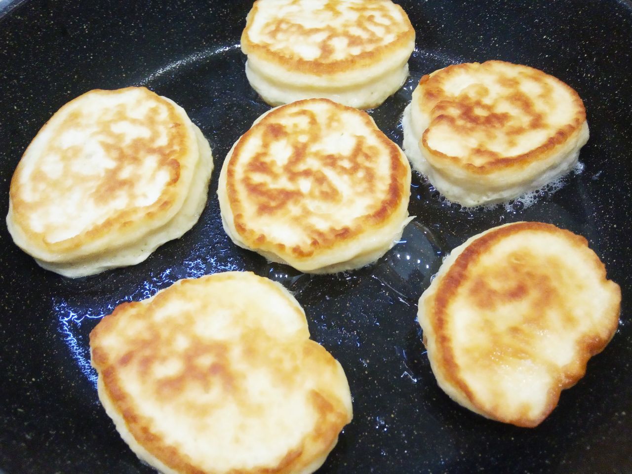 Оладьи пышные, вкусные и аппетитные: Оладьи выпекаем на среднем огне до золотистой корочки с обеих сторон.