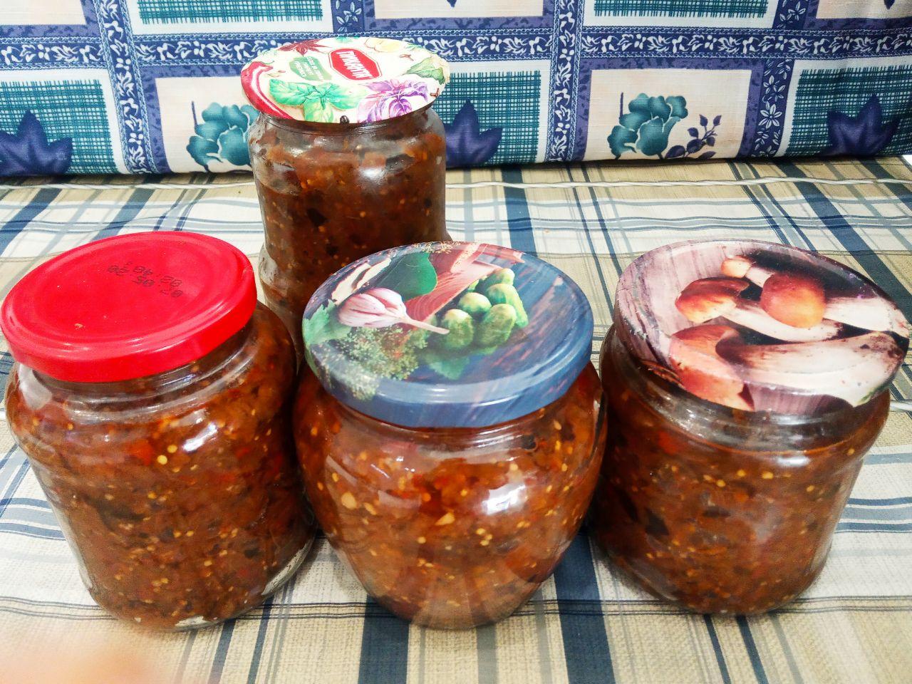 Икра из баклажан и овощей: Ставим на медленный огонь на 1.5 часа, чеснок кладем за 10 минут до готовности.Перед тем, как положить