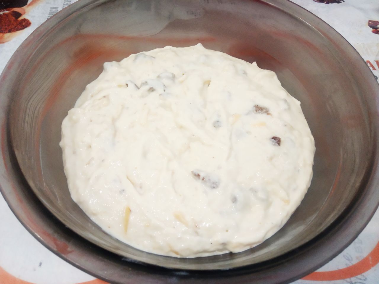 Ленивый пирог на кефире, с мясом и сыром в духовке: Добавляем в тесто мясо и тертый сыр, размешиваем.