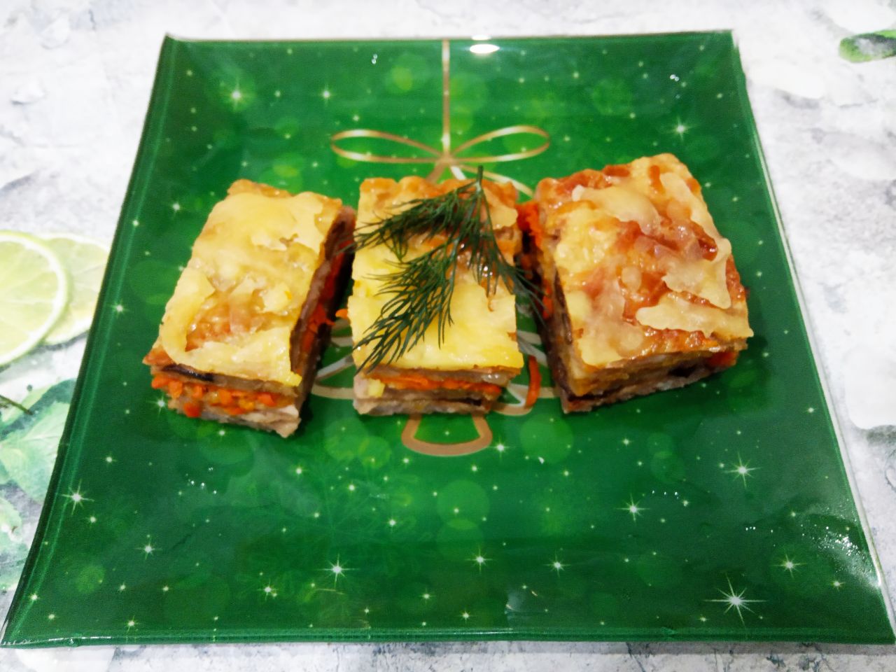 Торт вафельный с начинкой из фарша, моркови и грибов