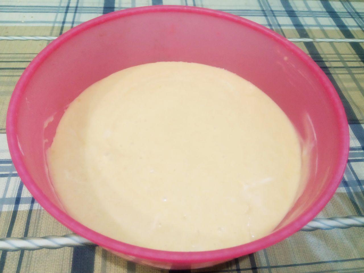 Пирог с яблоками на сметане, вкусно и быстро: Муку просеиваем через мелкое сито и добавляем в смесь, размешиваем.