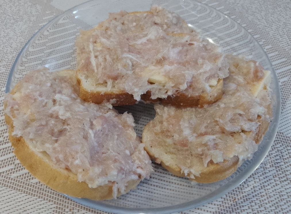 Бутерброды с сыром и фаршем, в кляре, на сковороде: Поверх сыра распределяем фарш не толстым слоем, чтобы обжарился.