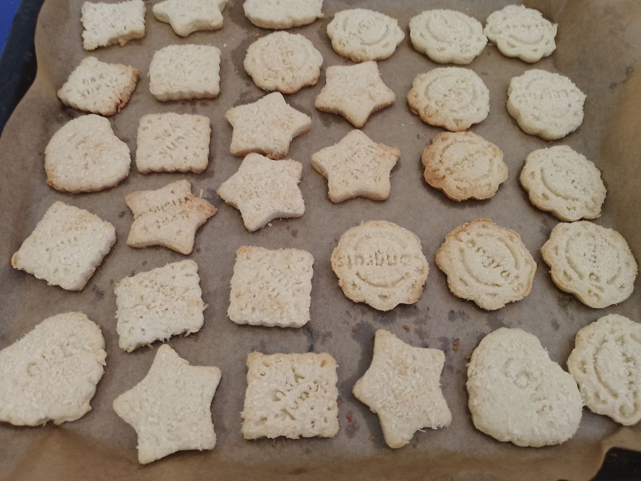 Домашнее печенье с кокосовой стружкой, песочное и рассыпчатое: Духовку разогреваем до 180 С, ставим печенье для выпекания. Выпекаем печенье около 12-15 минут до светло