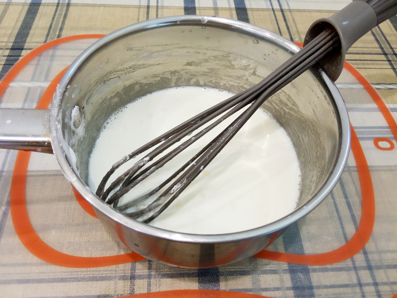 Воздушные и нежные булочки с заварным кремом и изюмом: В сотейник насыпаем сахар, добавляем белки и размешиваем. Добавляем крахмал, размешиваем, вливаем молоко и