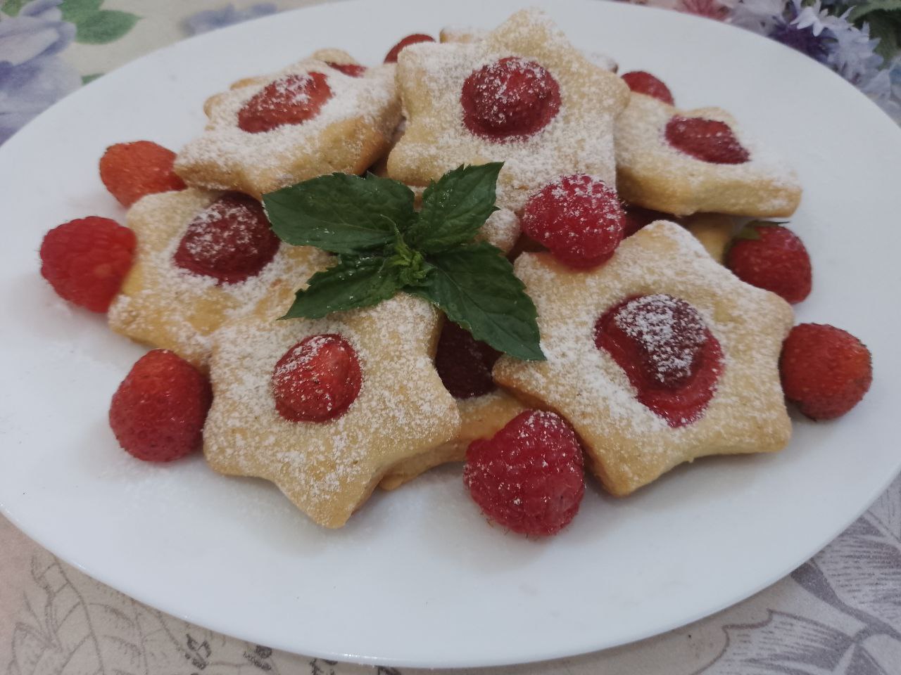 Песочное печенье из вареных желтков, с клубникой