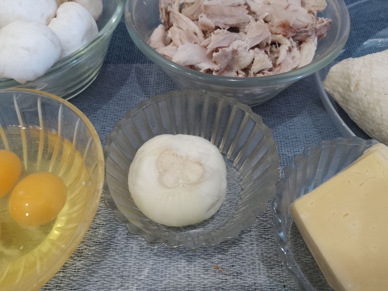 Лаваш с начинкой из филе, шампиньонов, в кляре на сковороде