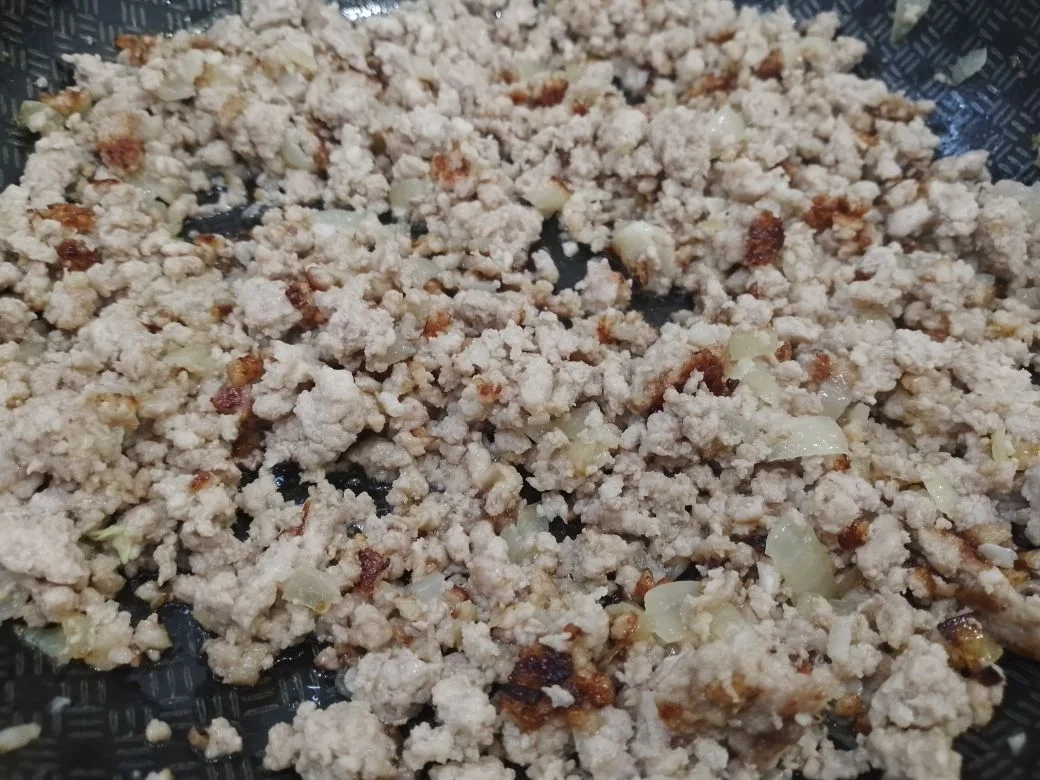 Котлеты из картофельного пюре и фарша, в яичном кляре: Кладем измельченный лук к фаршу, перемешиваем, добавляем растительное масло и обжариваем до золотистого цвета
