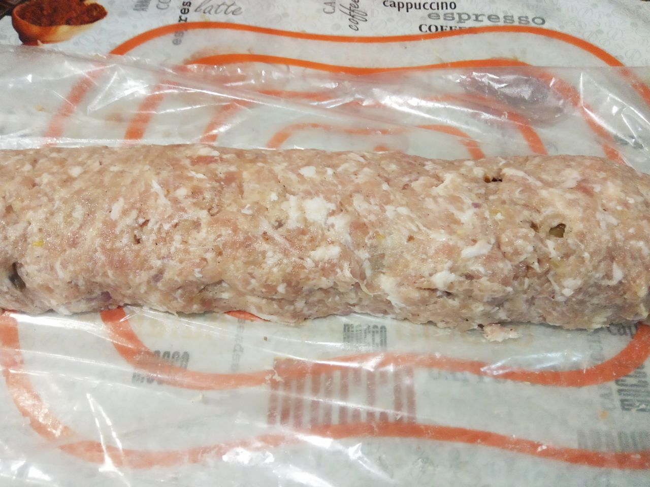 Рулет из свинины с грибами, запеченный в рукаве, вкусный и аппетитный: Сворачиваем фарш рулетом вместе с пленкой.
