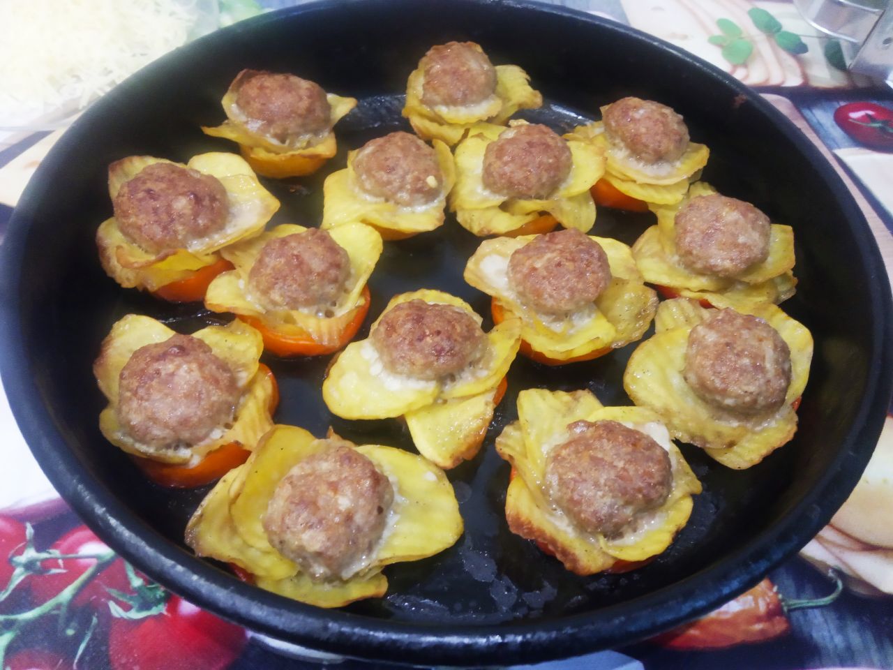 Картофель запеченный с фаршем, перцем и сыром, в духовке: Разогреваем духовку до 180 С, ставим противень с картофелем и фаршем, для выпекания. Выпекаем до готовности,
