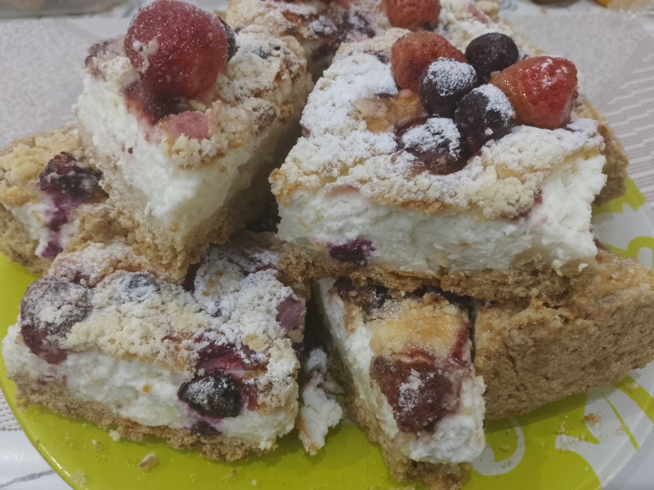 Пирог из песочной крошки, с творожной начинкой и замороженными ягодами