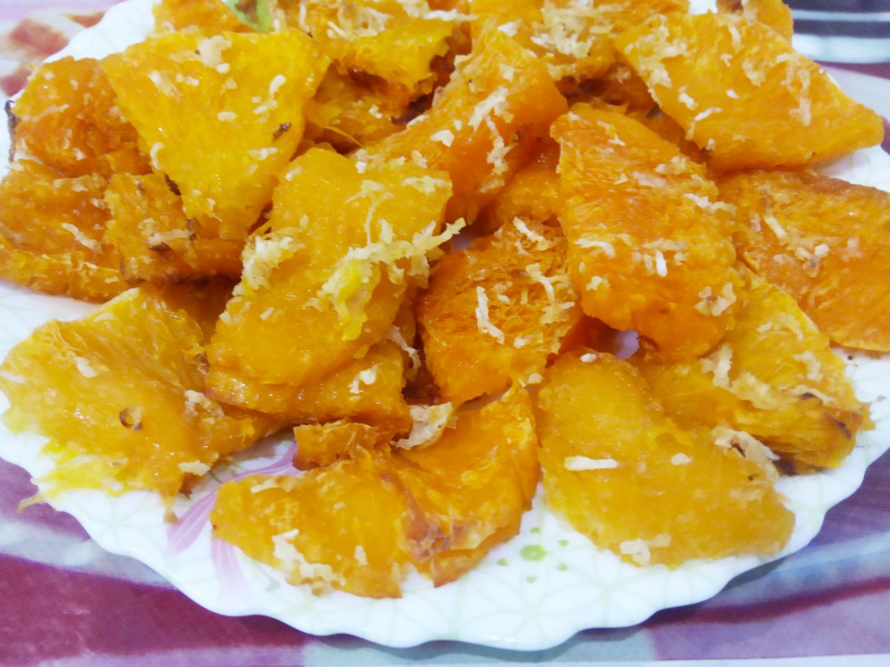 Тыква с лимоном и сахаром, запеченная в духовке: Запеченные ломтики складываем на блюдо и подаем к столу. Ломтики если подержать подольше в духовке образуется