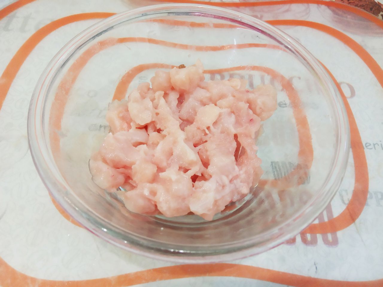 Заливной пирог на кефире с фаршем и сыром на сковороде: Куриное филе промываем, просушиваем и мелко нарезаем. Фарш у меня был заранее приготовленный.