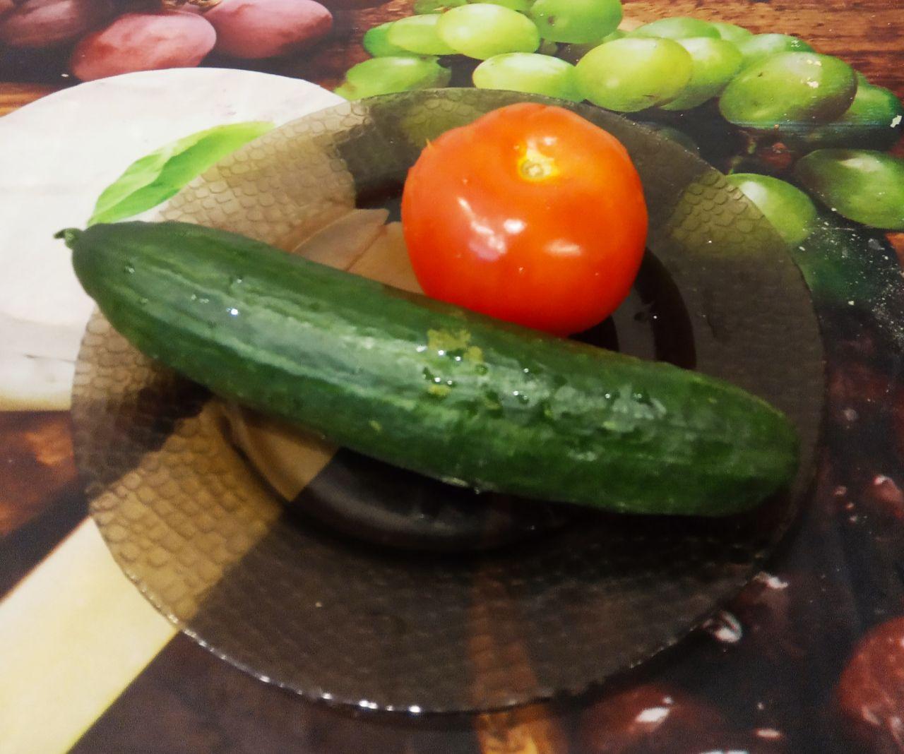 Аппетитные гренки со шпротами, огурцами и помидорами, просто и вкусно: Огурец свежий промываем водой, просушиваем и нарезаем наискось кружочками.