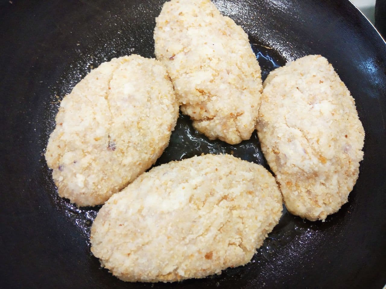 Нежные и сочные зразы мясные  с сыром: Обжариваем зразы на растительном масле с обеих сторон до румяной корочки.