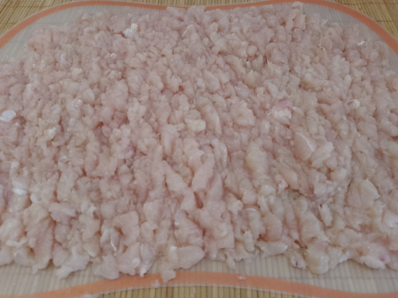 Котлеты из рубленого куриного филе и сыра: Кусочки филе отбиваем ножом.