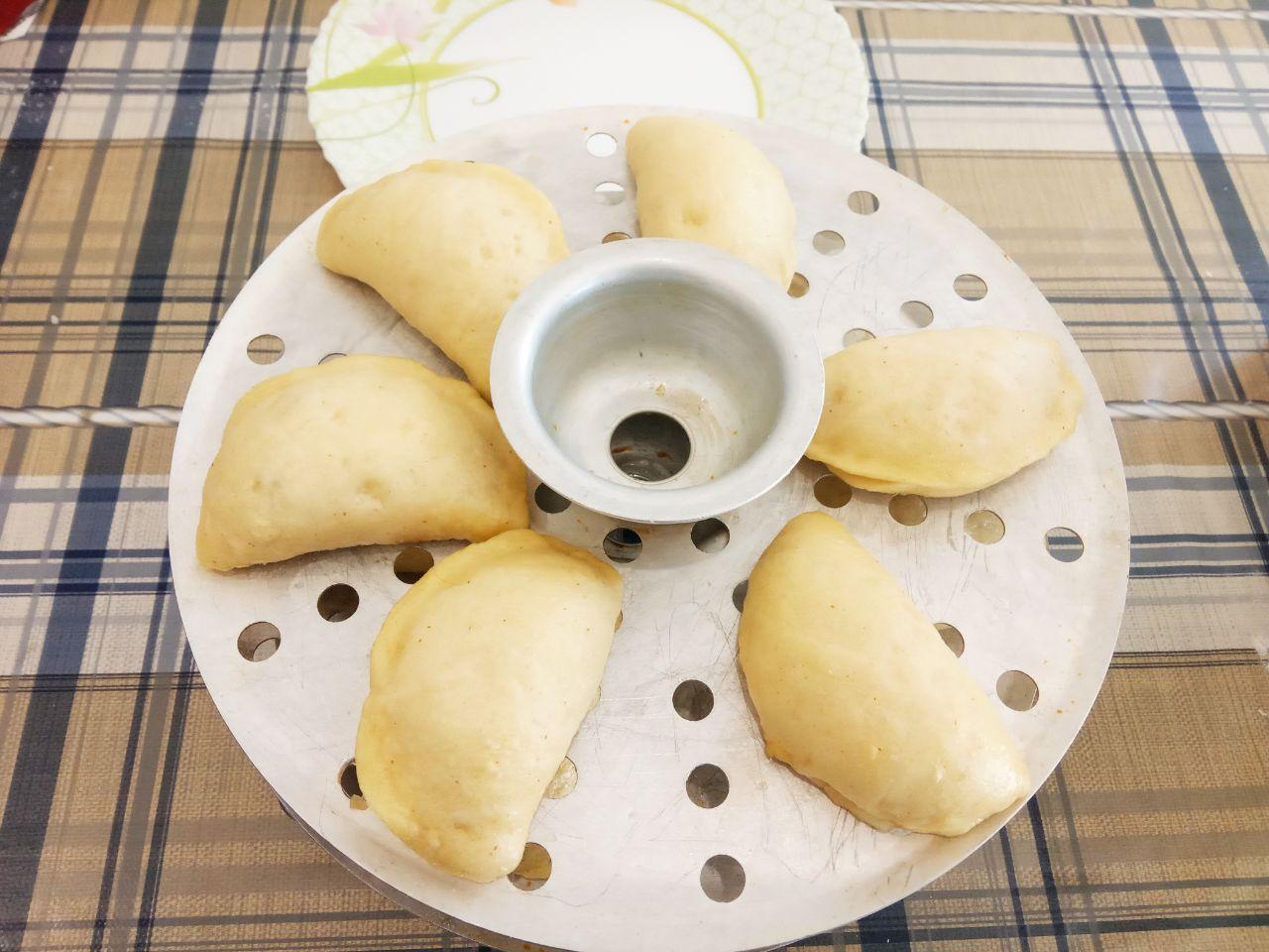 Вареники с клубникой приготовленные на пару: Укладываем вареники в мантоварку или пароварку когда образуется пар. Когда тесто становится не липким,
