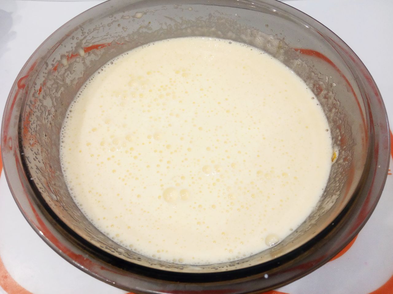 Пирог с яблоками на кефире и растительном масле, просто и вкусно: Добавляем растительное масло, кефир и соду, перемешиваем. Если вместо соды добавляем разрыхлитель для теста,