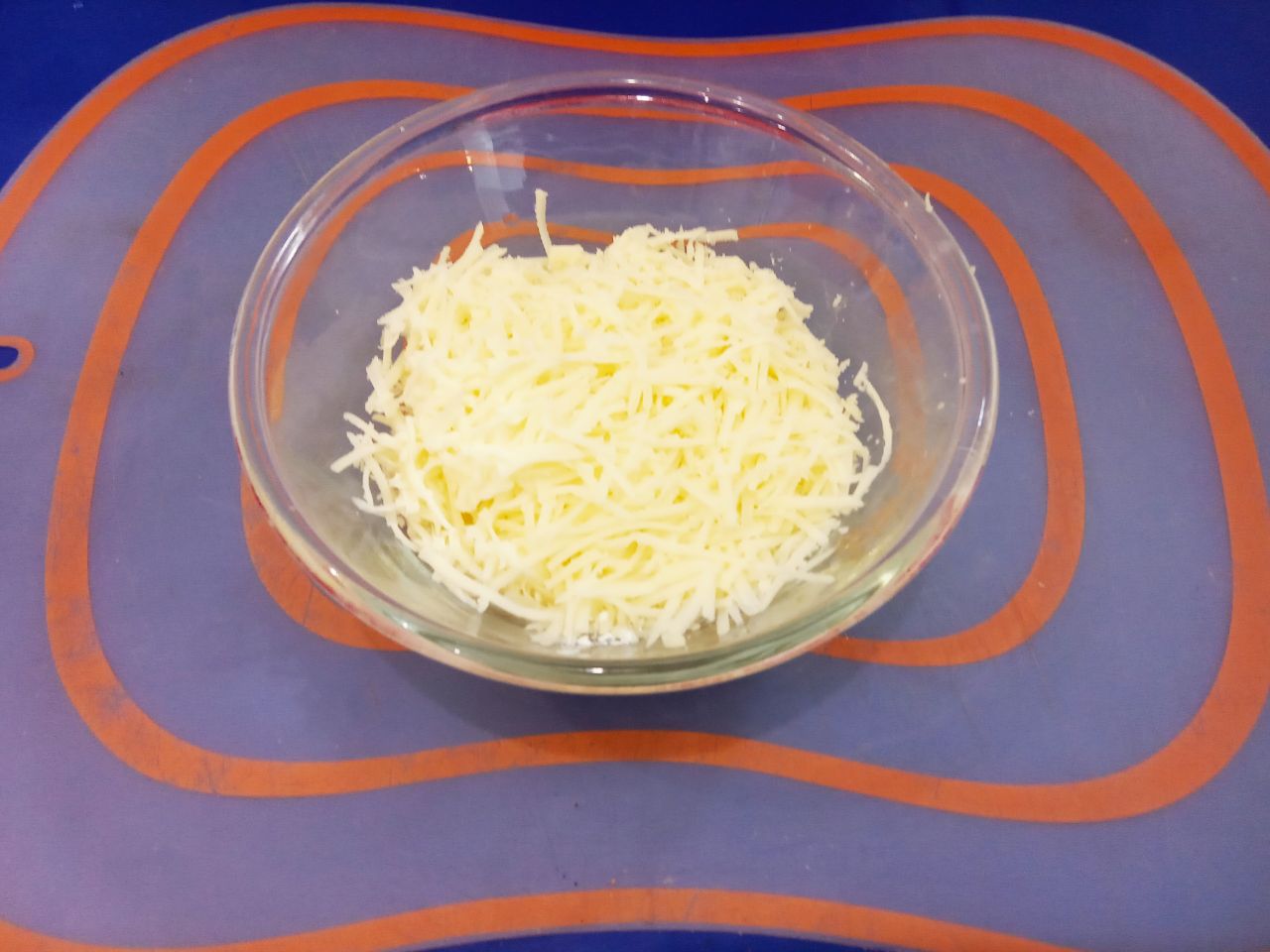 Котлеты из куриного филе, картофеля и сыра, сочные и нежные: Твердый сыр натираем на терке и добавляем в котлетную массу, перемешиваем.