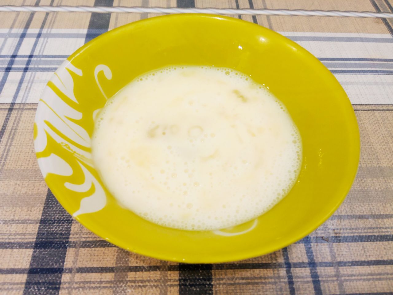 Кофейное печенье с изюмом на растительном масле, мягкое и воздушное: Яйца разбиваем в чашу и взбиваем.