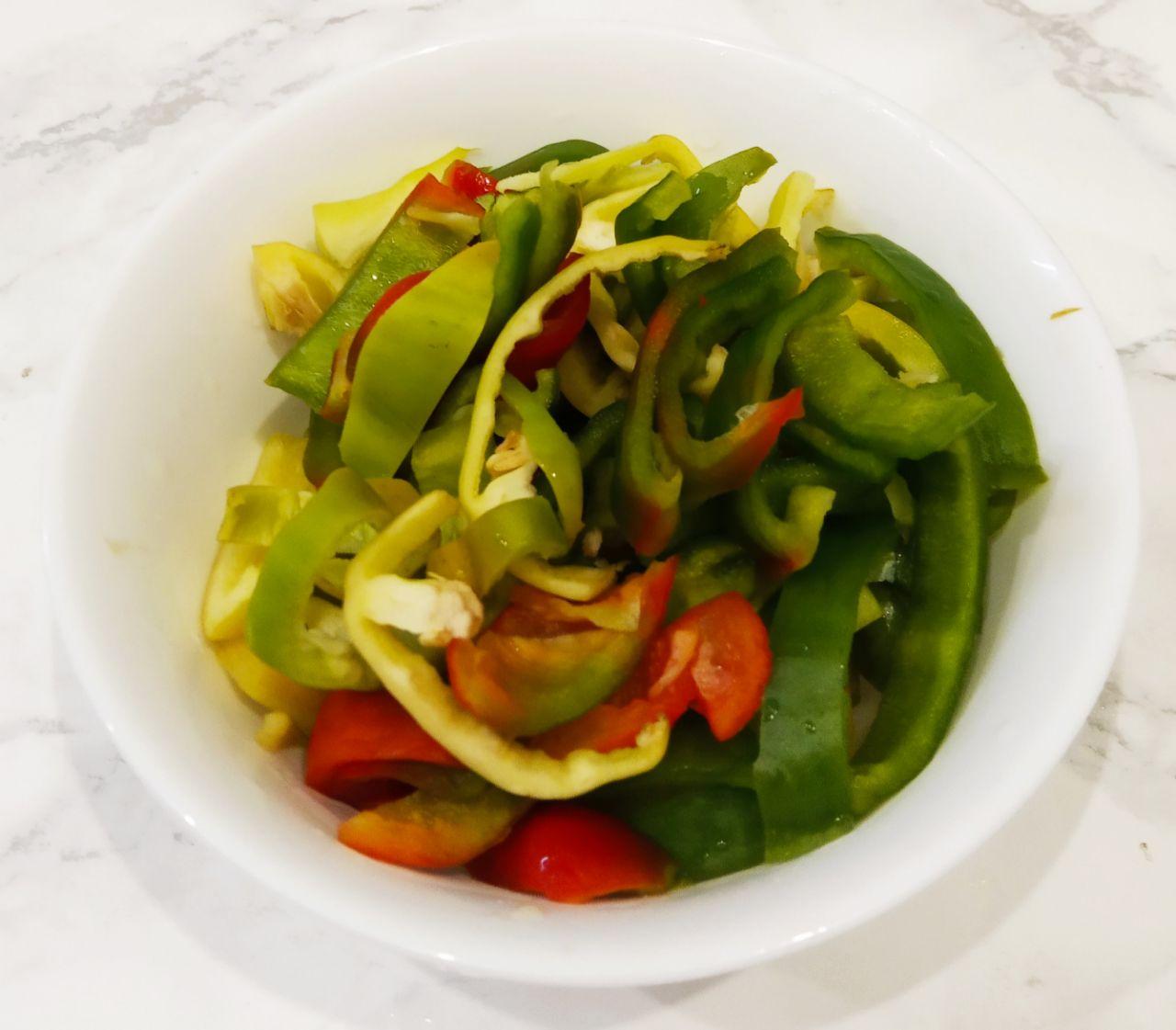 Тушеные овощи с фасолью, полезно и вкусно: Перец очищаем от плодоножек и семян, промываем и нарезаем полосками.