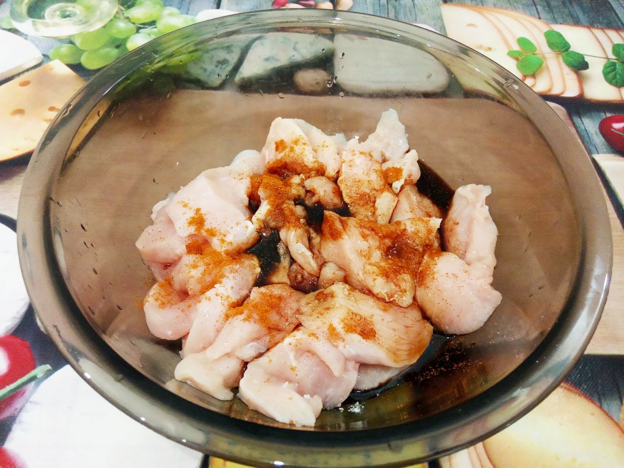 Мясо с соусом из овощей, к макаронным изделиям: Добавляем соль, перец по вкусу и соевый соус, перемешиваем и оставляем на полчаса в специях.