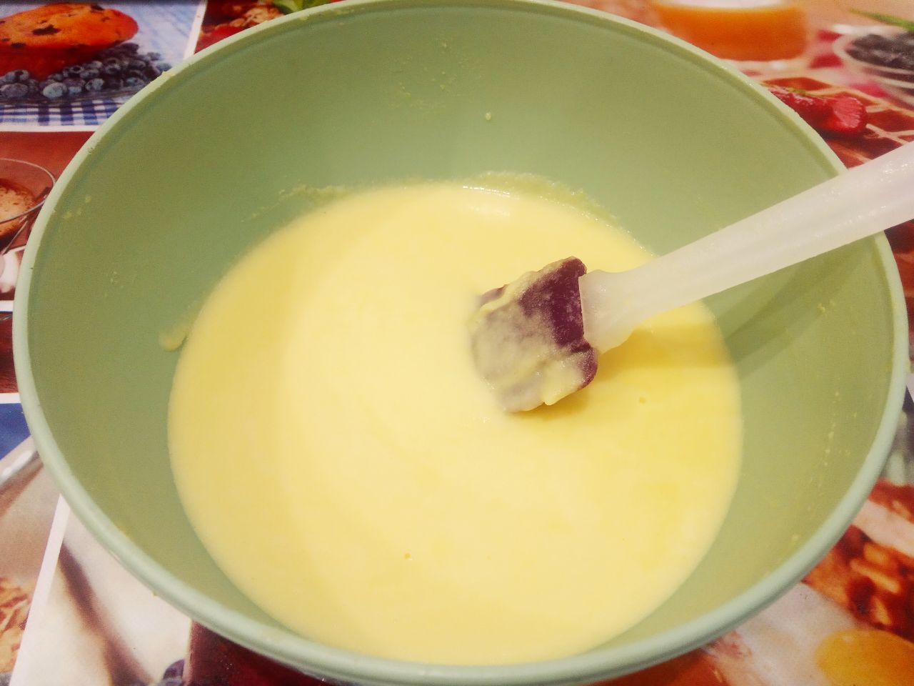 Вкусный торт ко дню рождения или к другому торжеству: Вливаем молоко, размешиваем и ставим на огонь, доводим до кипения постоянно мешаем, когда закипит, снимаем с