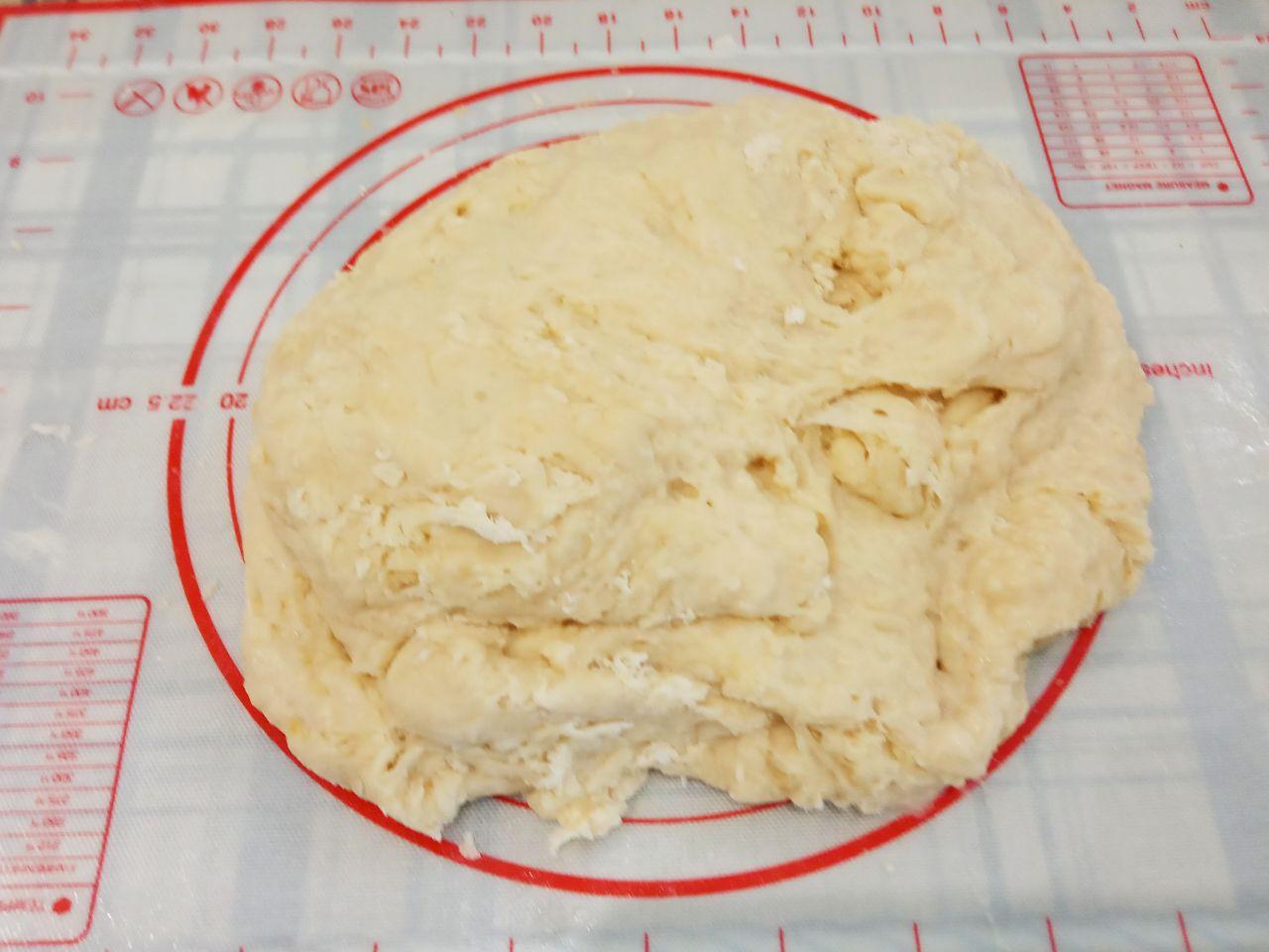 Пирог из дрожжевого теста с шоколадной крошкой: Всыпаем остальную муку и растопленное сливочное масло, хорошо вымешиваем пока тесто не станет отставать от